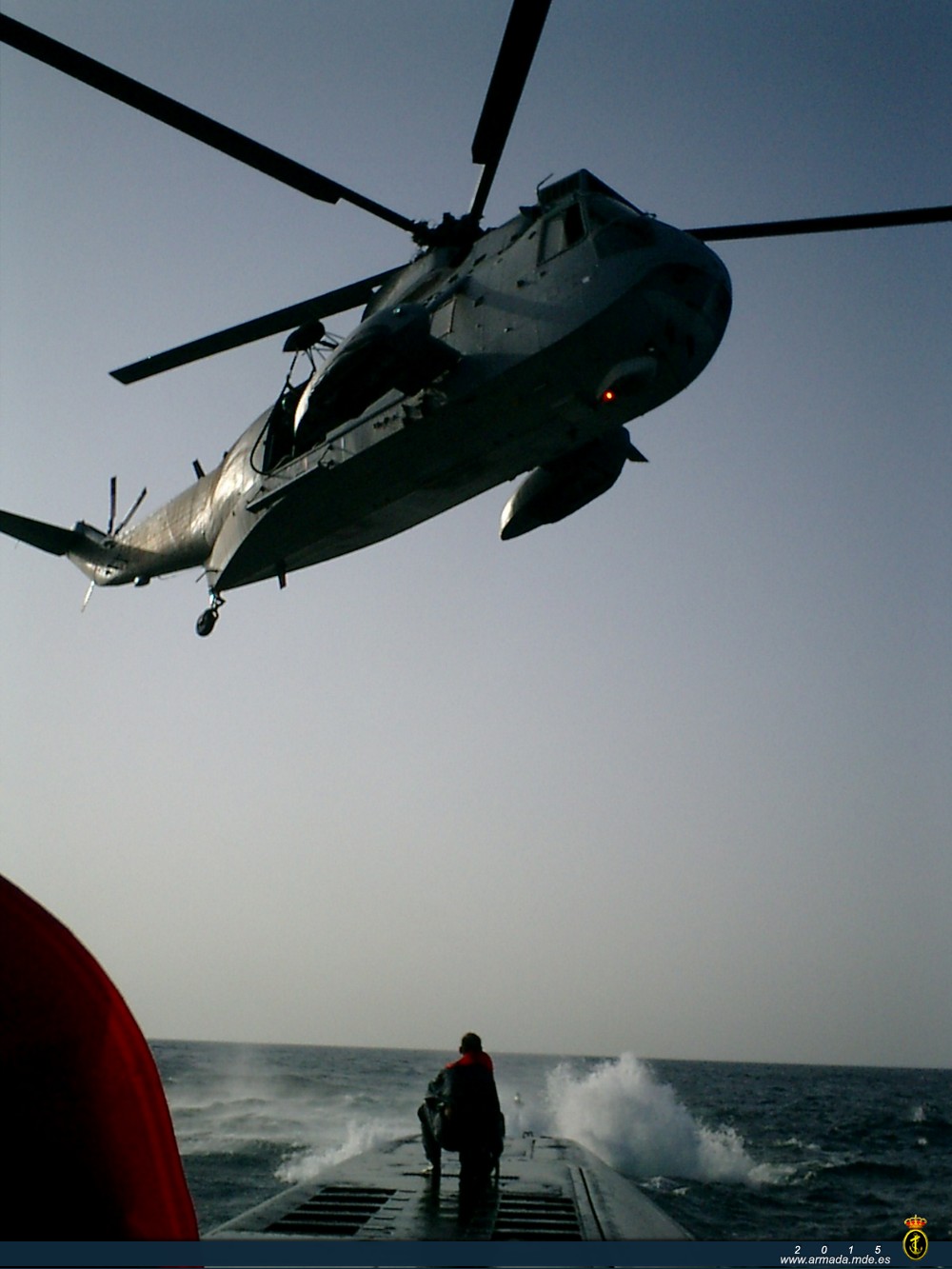  VOD en cubierta.- Transferencia de material desde un helicóptero en la cubierta de popa de un 70.
